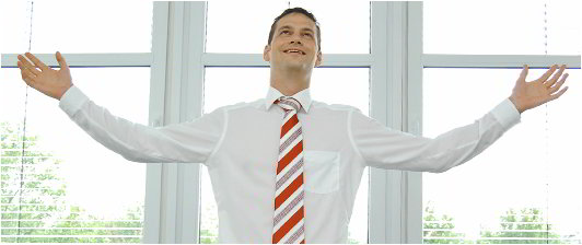 Glücklicher Mann in Hemd